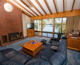 Waterside Accommodation - Derwent Retreat - Surfers Gold Coast 1