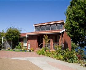 Waterside Accommodation - Derwent Retreat - Surfers Gold Coast 0