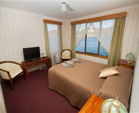 Waterside Accommodation - Derwent Retreat - Surfers Gold Coast 3
