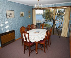 Waterside Accommodation - Derwent Retreat - Surfers Gold Coast 2
