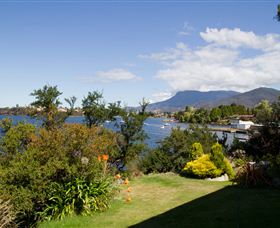 Waterside Accommodation - Derwent Retreat - Surfers Gold Coast 5