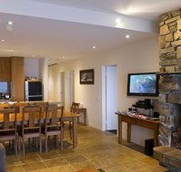 Alpine Woodsmoke Apartments - Surfers Gold Coast