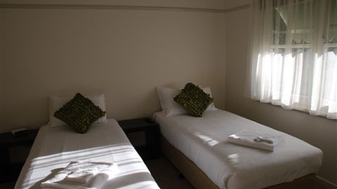 Ballarat Cottage On Park - Surfers Gold Coast 1