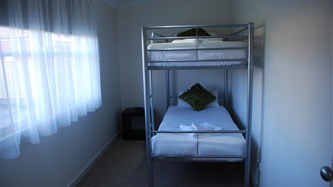 Ballarat Cottage On Park - Surfers Gold Coast 5