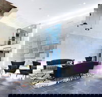Avenue Hotel Canberra - Surfers Gold Coast
