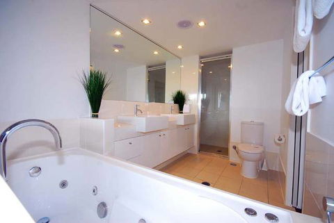 Beaches On Lammermoor Apartments - Surfers Gold Coast 2