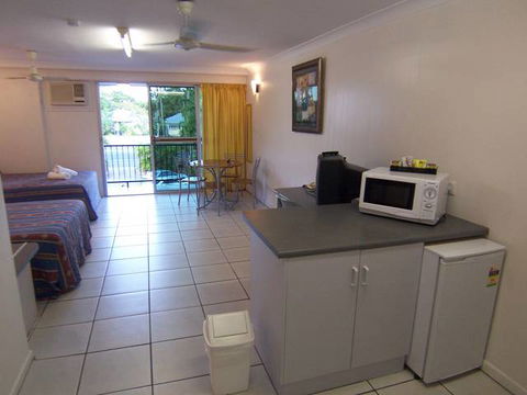 Cairns Holiday Lodge - Surfers Gold Coast 1