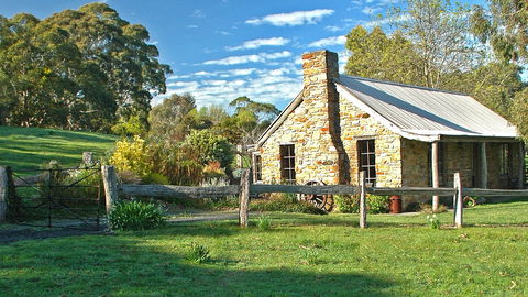 Adelaide Hills Country Cottages - Gum Tree Cottage - Surfers Gold Coast 3