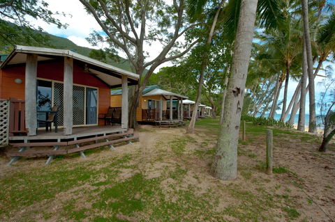 Ellis Beach Oceanfront Bungalows & Caravan Pk - Surfers Gold Coast 2