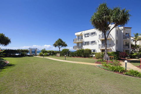 Golden Riviera Beach Resort - Surfers Gold Coast 1