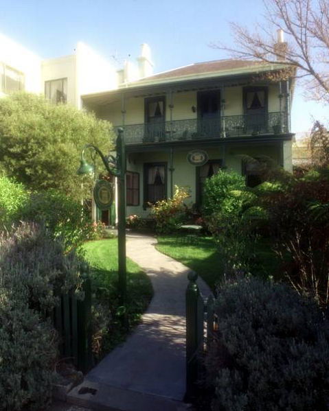 Magnolia Court Boutique Hotel - Surfers Gold Coast 1