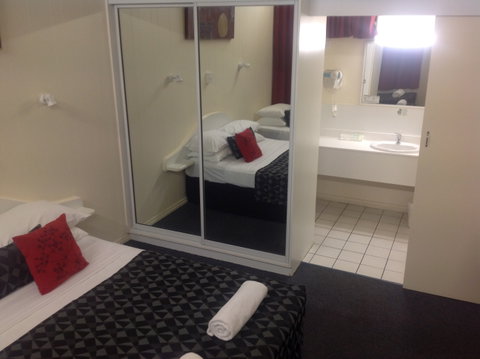 Parkside Motel & Licensed Restaurant - Surfers Gold Coast 3