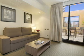 Crossley Hotel - Surfers Gold Coast 1