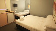 Snooze Inn - Surfers Gold Coast 1