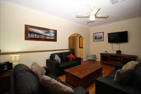 Christies Cottage For Holidays And Relocations. - Surfers Gold Coast 2