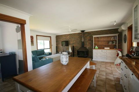 LJ Hooker Goolwa Holiday Rentals - 15 Eaton Avenue, Goolwa Beach - Surfers Gold Coast 1