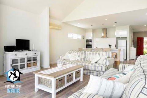 PetLet 14: 24 Seagull Avenue At Hayborough - Surfers Gold Coast 1