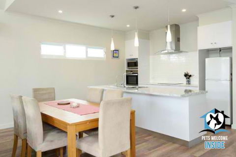 PetLet 14: 24 Seagull Avenue At Hayborough - Surfers Gold Coast 2