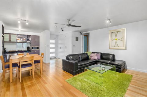 Mount Gambier Accommodation - Surfers Gold Coast 2