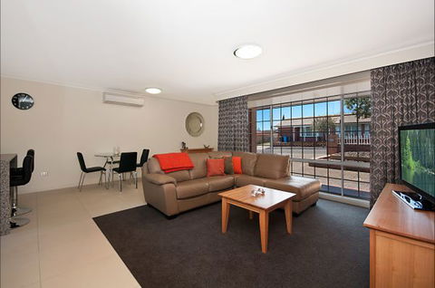 Mount Gambier Accommodation - Surfers Gold Coast 3