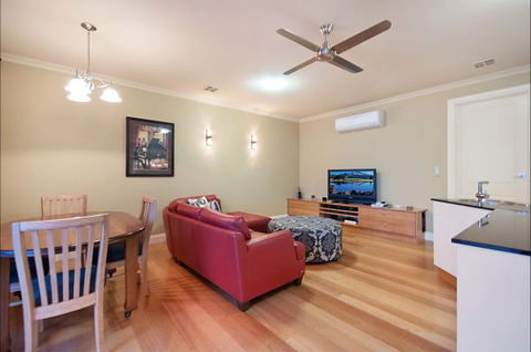 Mount Gambier Accommodation - Surfers Gold Coast 5