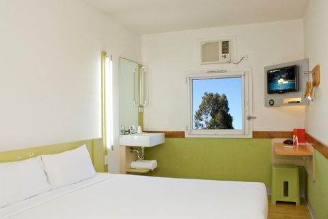 Ibis Budget Canberra - Surfers Gold Coast 2