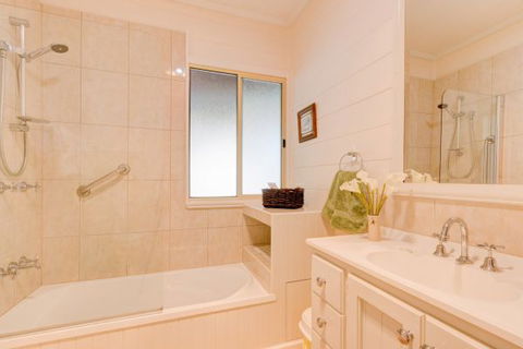All About Me Bed And Breakfast - Surfers Gold Coast 3
