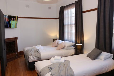 Guildford Hotel - Surfers Gold Coast 1