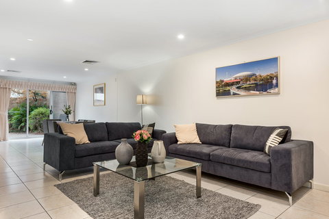 Adelaide Style Accommodation - Close To City In Stylish North Adelaide - Surfers Gold Coast 0
