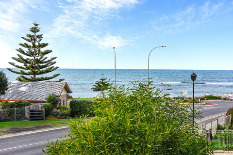 Ariadne - A Hop Skip And A Jump To The Beach With Sea Views - Surfers Gold Coast 0