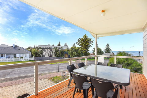 Ariadne - A Hop Skip And A Jump To The Beach With Sea Views - Surfers Gold Coast 1