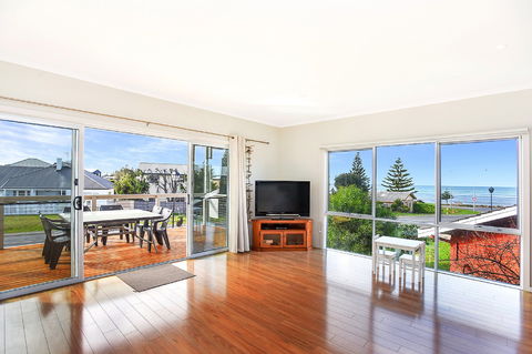 Ariadne - A Hop Skip And A Jump To The Beach With Sea Views - Surfers Gold Coast 2