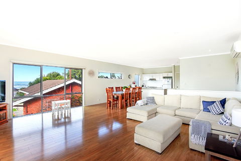 Ariadne - A Hop Skip And A Jump To The Beach With Sea Views - Surfers Gold Coast 3