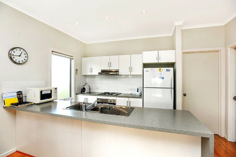 Ariadne - A Hop Skip And A Jump To The Beach With Sea Views - Surfers Gold Coast 4