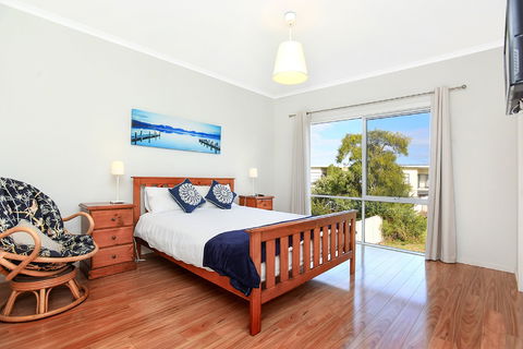 Ariadne - A Hop Skip And A Jump To The Beach With Sea Views - Surfers Gold Coast 6