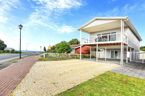 Ariadne - A Hop Skip And A Jump To The Beach With Sea Views - Surfers Gold Coast 9