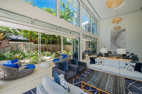 Port Douglas Getaways - The White Oasis - Surfers Gold Coast 1