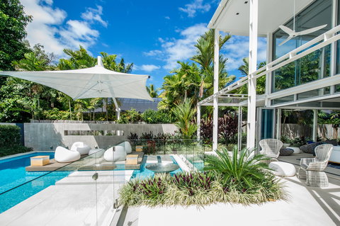 Port Douglas Getaways - The White Oasis - Surfers Gold Coast 4