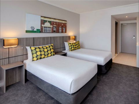 Travelodge Hotel Bankstown Sydney - Surfers Gold Coast 2