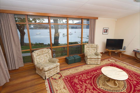 Waterside Accommodation - Derwent Hideaway - Surfers Gold Coast 3