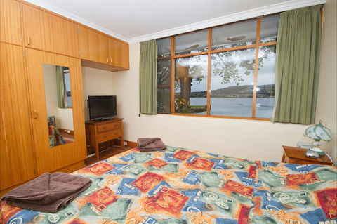 Waterside Accommodation - Derwent Hideaway - Surfers Gold Coast 5