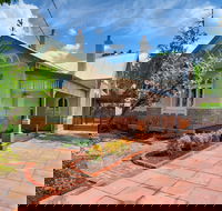 Crisp Street Cottage - Surfers Gold Coast