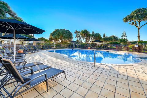 Golden Riviera Beach Resort - Surfers Gold Coast 1