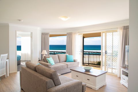 Golden Riviera Beach Resort - Surfers Gold Coast 2