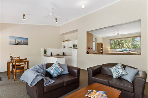 Waterfront Retreat At Wattle Point - Surfers Gold Coast 5