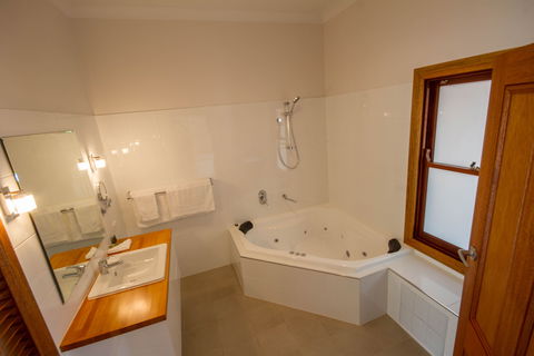 Adelaide Hills, Birdwood Motel - Surfers Gold Coast 1
