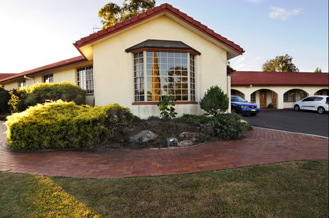 McNevins Warwick Motel And Gunyah Restaurant - Surfers Gold Coast 0