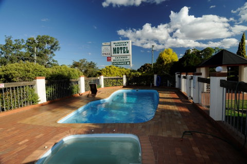 McNevins Warwick Motel And Gunyah Restaurant - Surfers Gold Coast 2