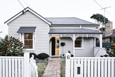 The Fox House, Kyneton - Surfers Gold Coast 0