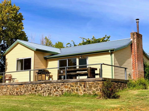 Adelong Valley Farm Stays - Moorallie Cottage - Surfers Gold Coast 1